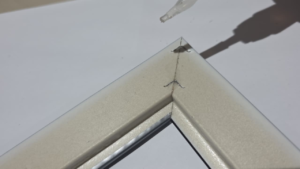 Pasang Sambungan dan Lem Pada Bagian Bingkai Yang patah